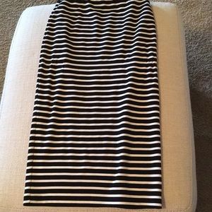 Pencil black and white skirt